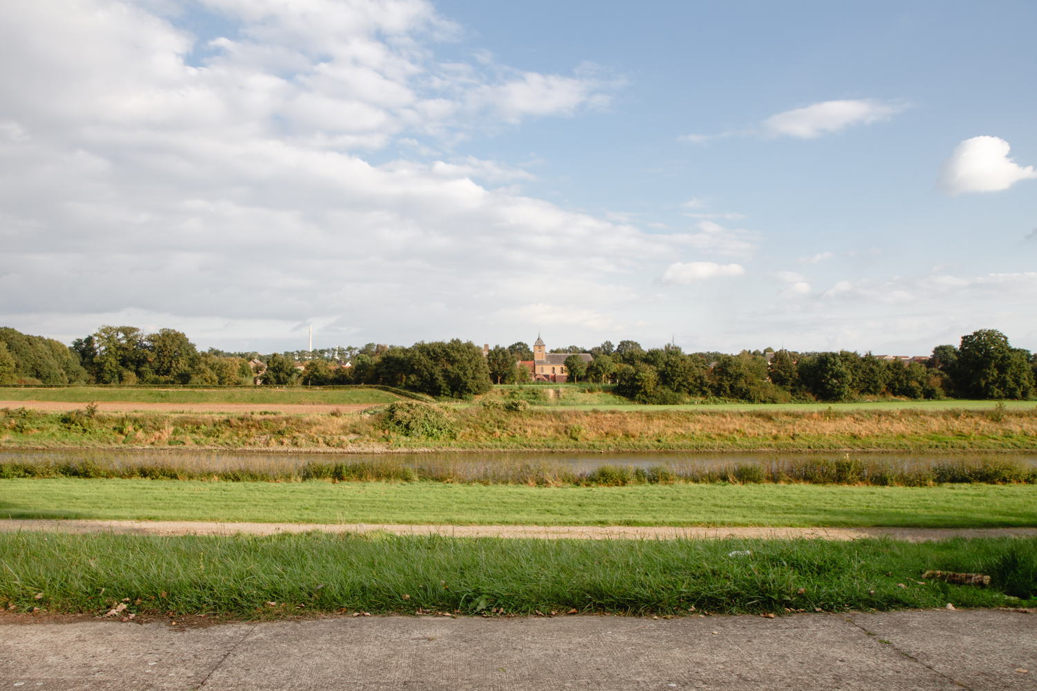 Maasoever in Maasmechelen, met blik op Nederland, waar het kunstwerk een plaats krijgt