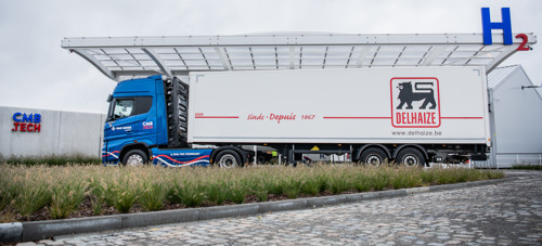 Van Moer Logistics en Delhaize nemen eerste dual fuel waterstoftruck van CMB.TECH in gebruik.