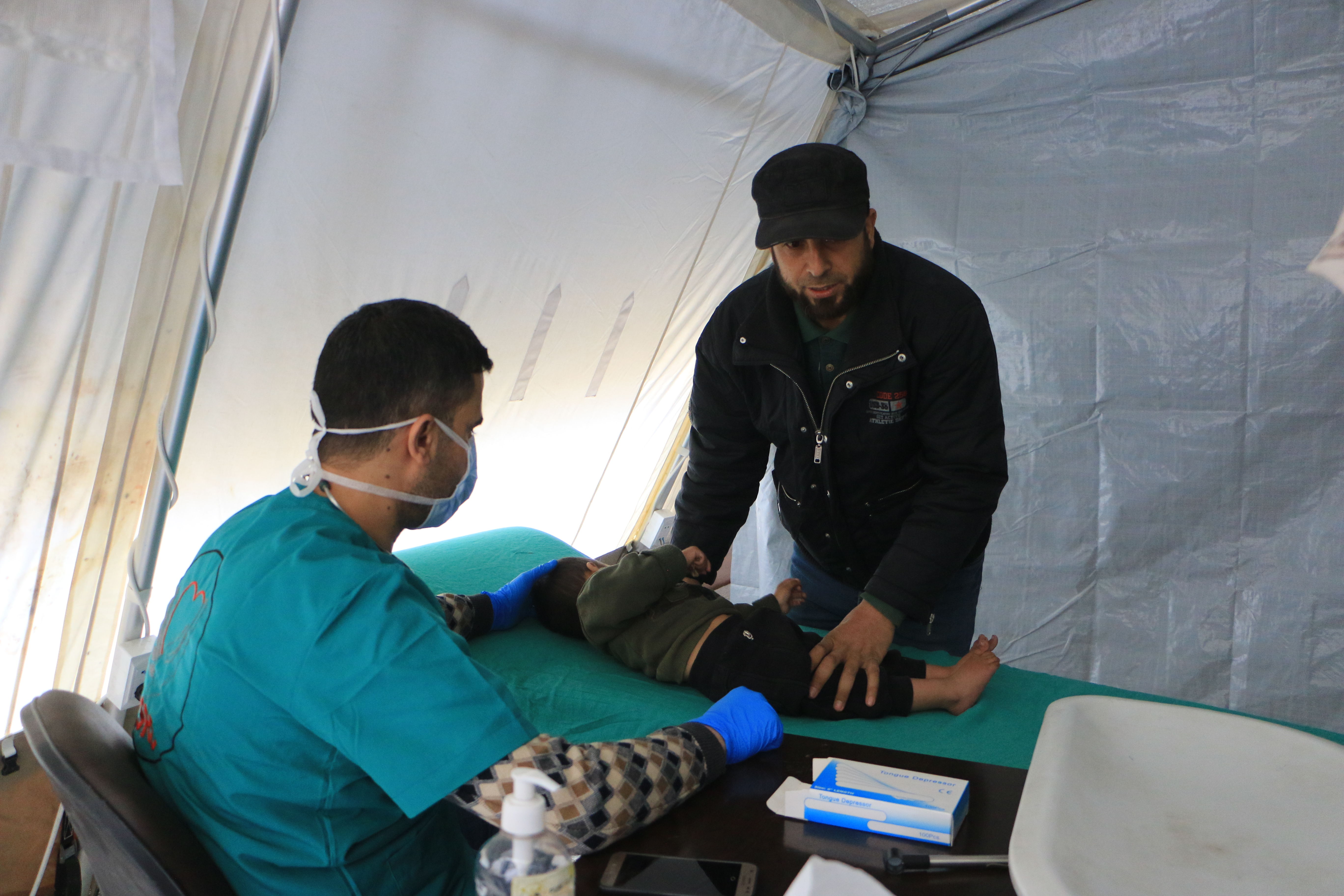 Para garantizar la continuidad de los servicios esenciales, el equipo de MSF ayudó a una organización local a instalar consultas médicas en tiendas de campaña. Se pusieron justo al lado del hospital, que resultó gravemente dañado por los terremotos. En estos puestos médicos se ofrecen consultas de urgencias, pediatría y servicios de salud reproductiva, además de atender los partos normales. ​
Foto: Abd Almajed Alkarh/MSF