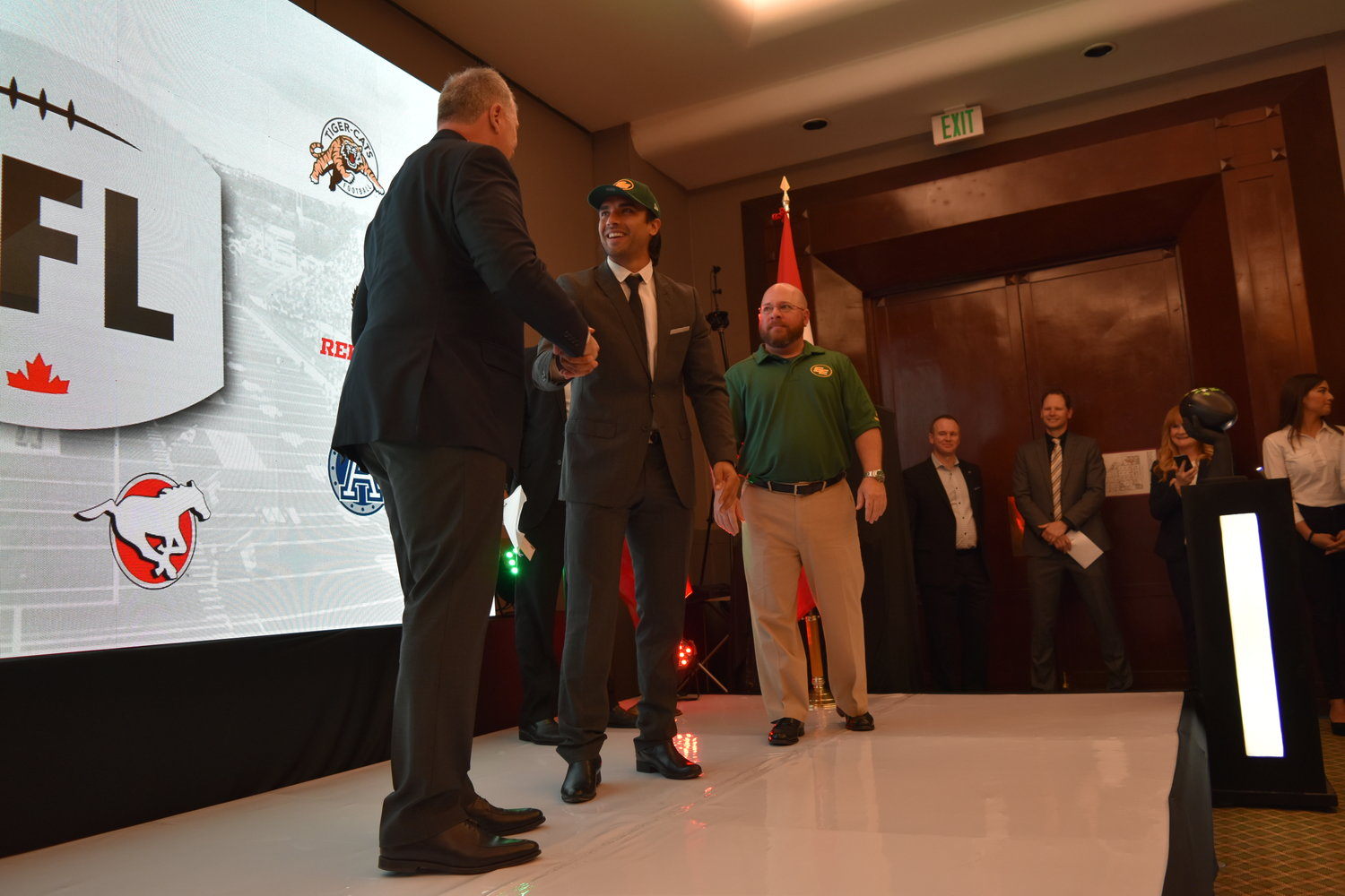 Le commissaire de la LCF Randy Ambrosie félicite Diego Jair Viamontes, le tout premier choix du repêchage de la LCF-LFA à Mexico. Crédit : LFA.mx