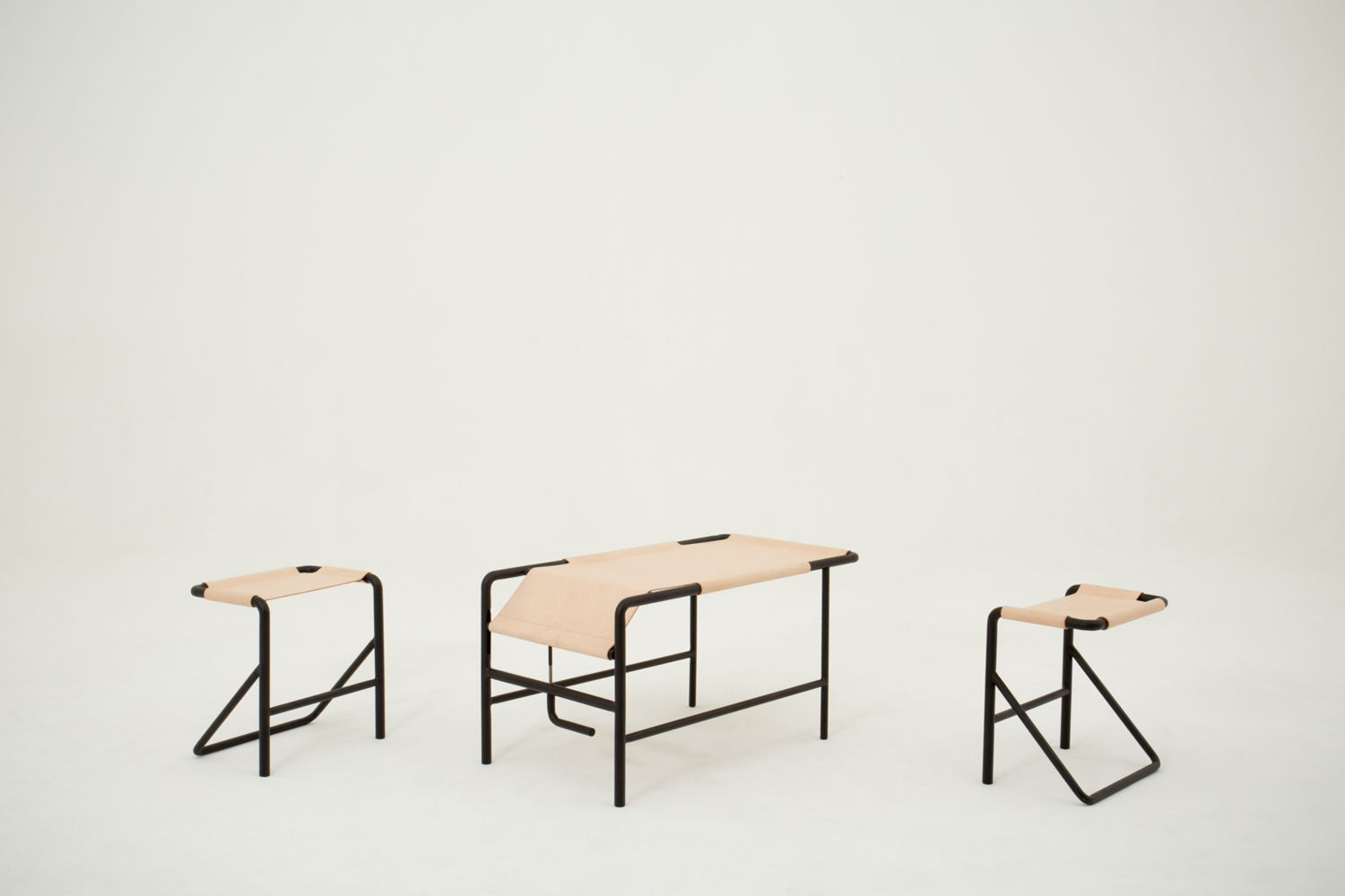 Isola, chair and table. Designp: Pierre-Emmanuel Vandeputte. Photo: (c) Miko/Miko Studio.