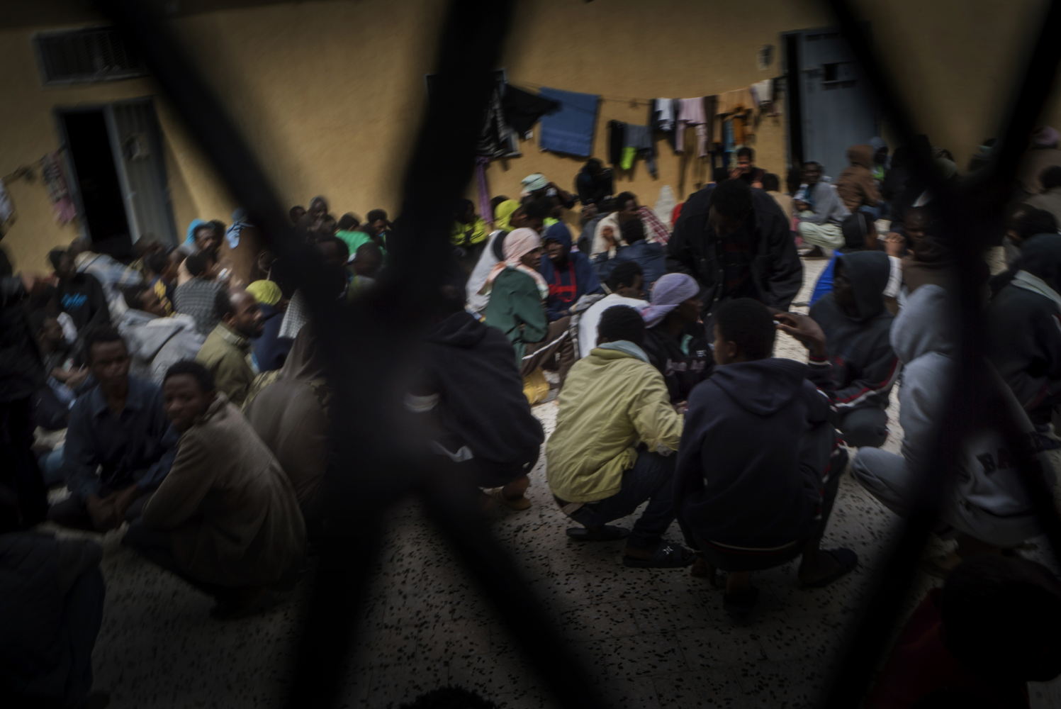 Des personnes dans un centre de détention à Tripoli, en Libye. © Ricardo Garcia Vilanova