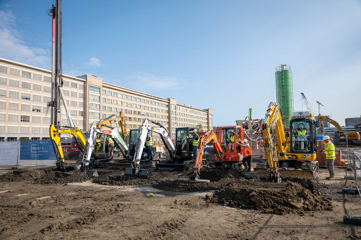 Medewerkers UZ Gent zetten graafmachines voor het nieuwe kernziekenhuis in gang