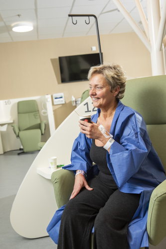 Een hartpatiënte geniet na haar onderzoek of behandeling van een koffie. (Foto: ZAS) Een hartpatiënte geniet na haar onderzoek of behandeling van een koffie. (Foto: ZAS)