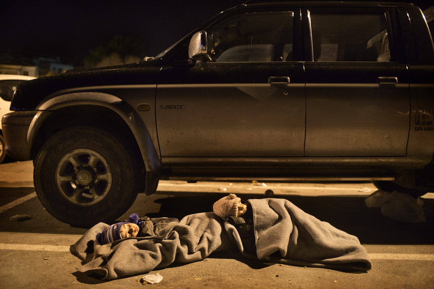 2 enfants syriens dormant dans le port de l'ile de Lesbos, en Grèce © MSF