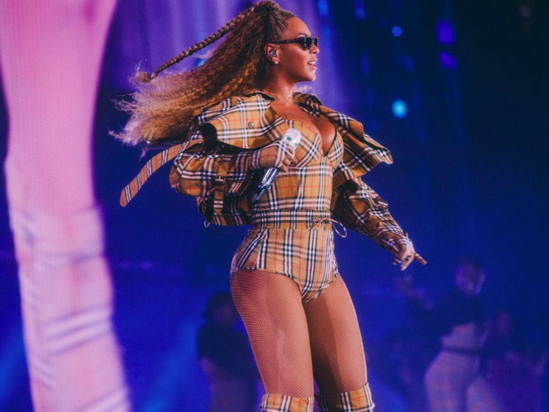 BEYONCÉ VISTIÓ BURBERRY PARA SU CONCIERTO 'ON THE RUN II'