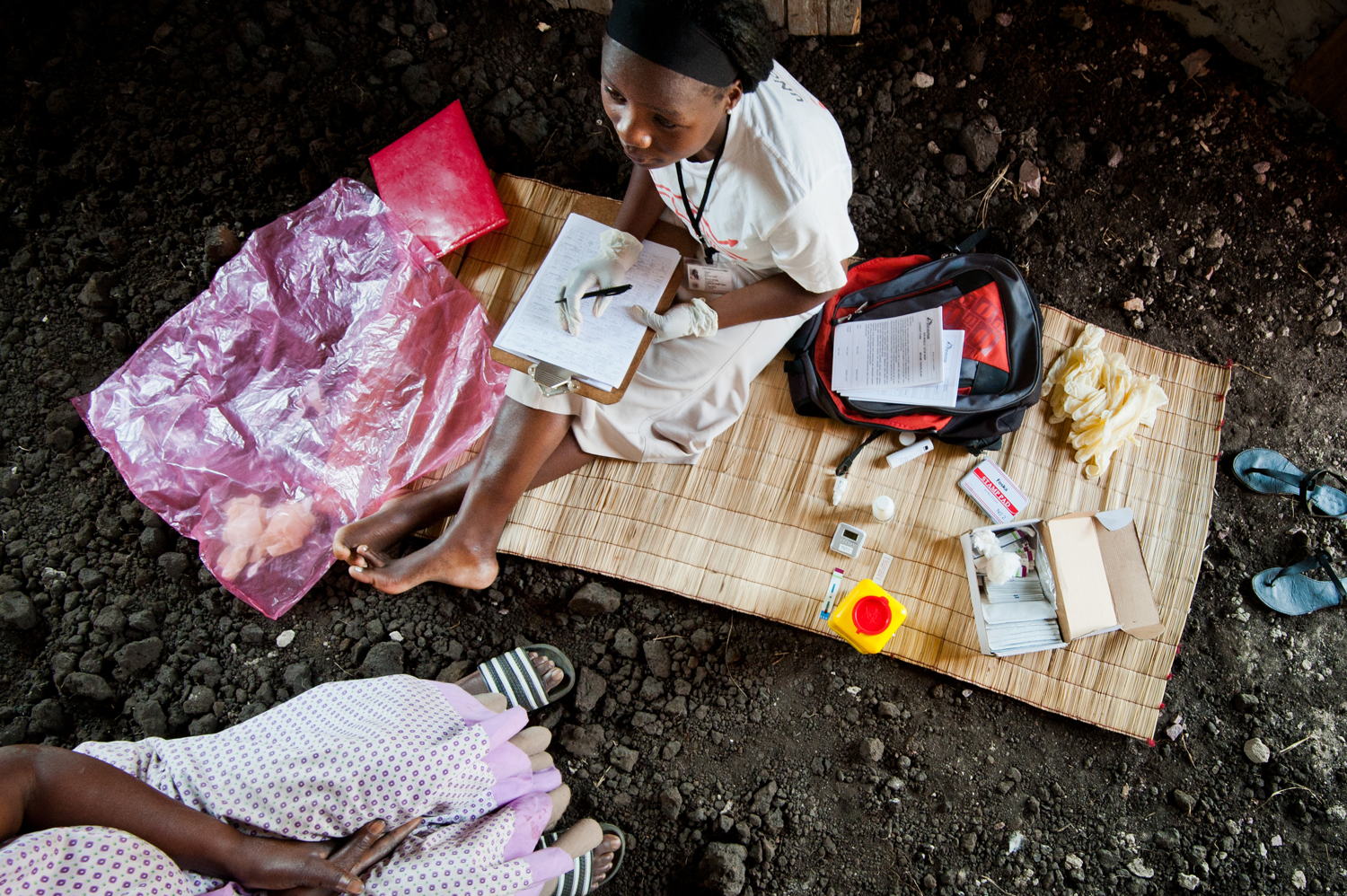 Des travailleurs de la santé locaux qui font du porte à porte pour dépister les personnes. KwaZulu-Natal, Afrique du Sud – juillet 2013 ©Peter Casaer/MSF