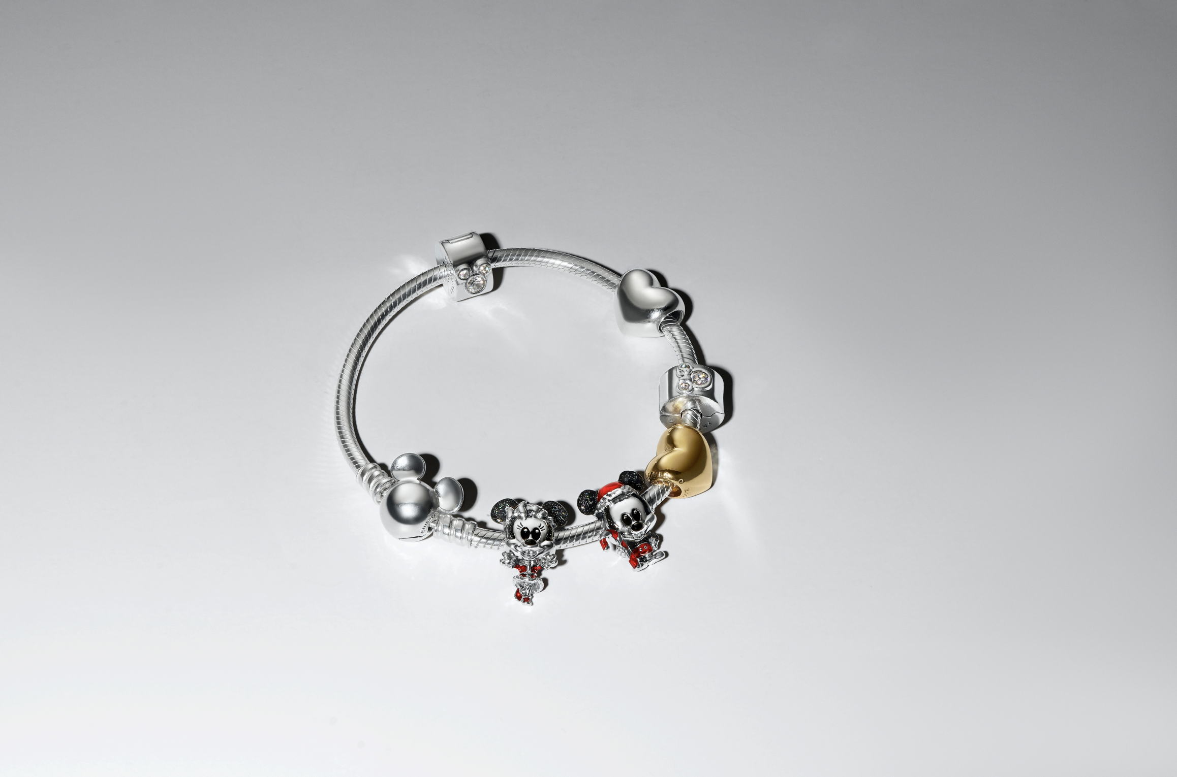 PANDORA CELEBRA LA MAGIA DE REGALAR CON MICKEY, MINNIE Y UNA COLECCIÓN LLENA DE ENCANTO 