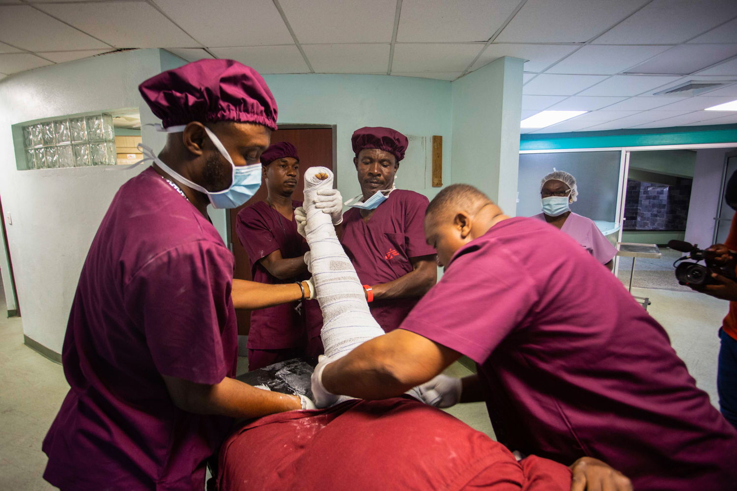 The medical team from Tabarre hospital is attending to a patient, wounded during the earthquake. Copyright: Steven Aristil / MSF