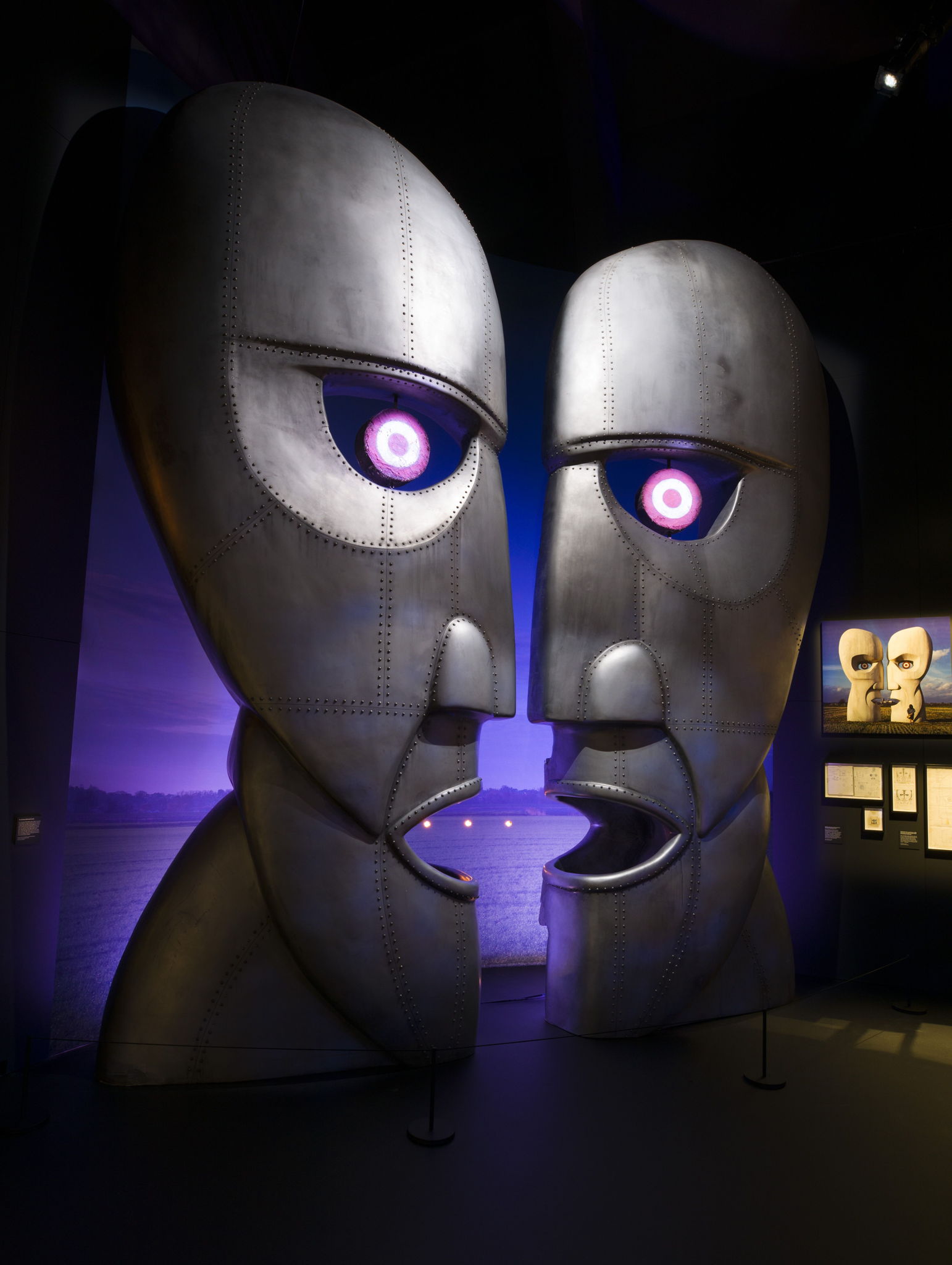 Ein Audio-Guide von Sennheiser spielt automatisch die Informationen zu den einzigartigen Exponaten ein: Metallköpfe von The Division Bell: 1994, Design Storm Thorgerson und Keith Breeden, Pink Floyd Collection. ​​
Foto Rupert Truman © Pink Floyd (1987) Ltd​
​​
(Bild mit freundlicher Genehmigung von „The Pink Floyd Exhibition: Their Mortal Remains“)​