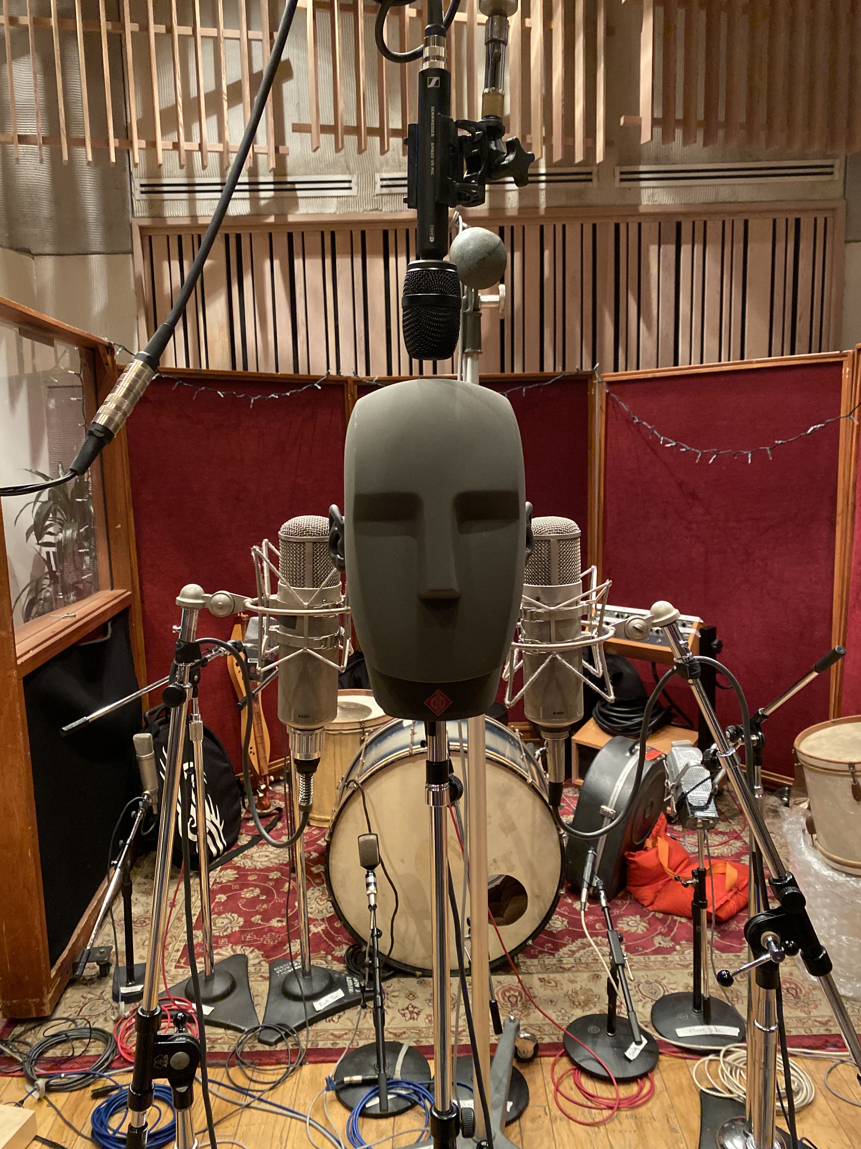 During the recording session at Henson Studio D, Michael Marquart deployed a Neumann KU 100 binaural head, flanked by two vintage Neumann U 47 tube microphones. The AMBEO VR Mic was placed above. ​
Photo courtesy of Michael Marquart
