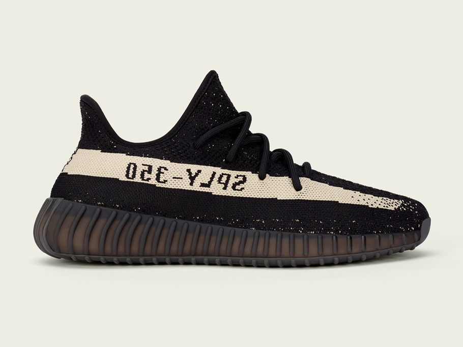 YEEZY BOOST 350 V2 CORE BLACK / CORE WHITE: fusión perfecta entre estilo y originalidad
