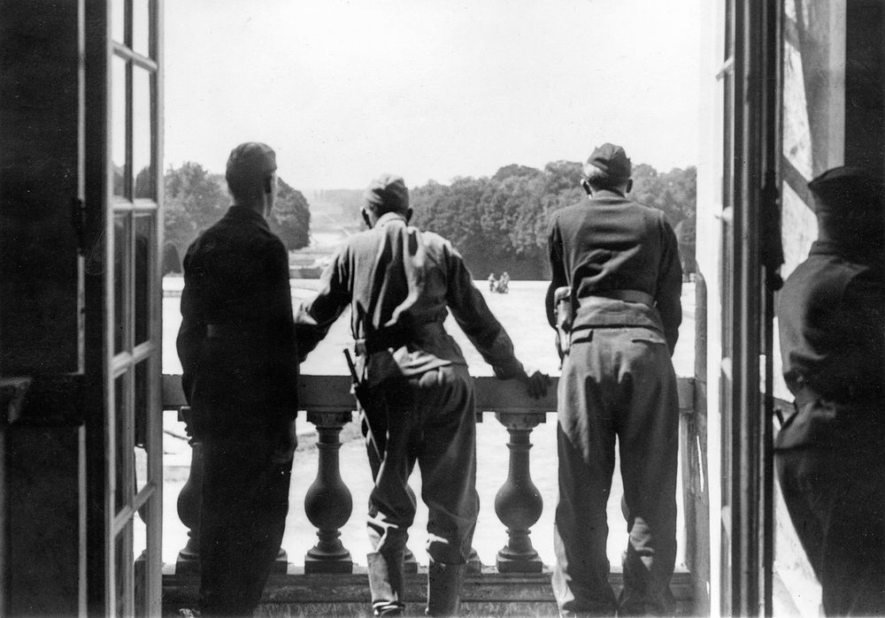German soldiers on a balcony in the Palace of Versailles during the German occupation of parts of France. AKG7330597 ©akg-images / TT News Agency / SVT
