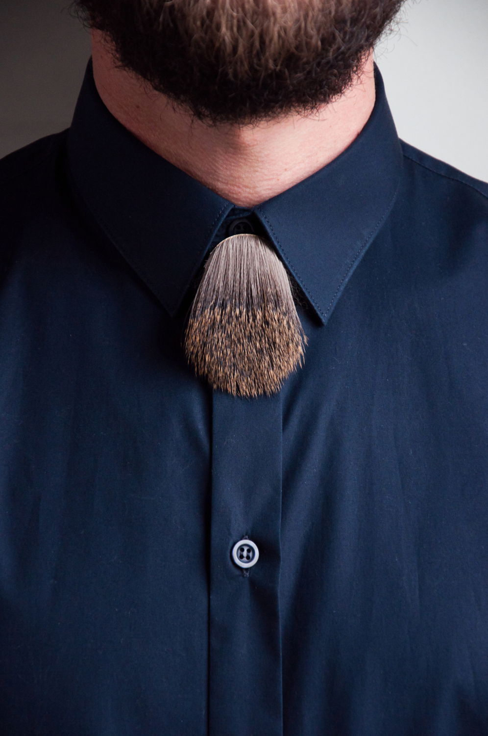 My brooch is your tie - 2014 - broche - reehuid tuigleder en magneten - Lore Langendries