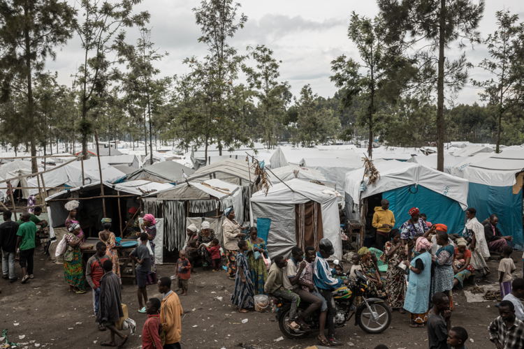 View of Rusayo displacement site, a dozen kilometers outside Goma, the provincial capital of North Kivu, where it is estimated that around 85.000 people found refuge. Copyright - Michel Lunanga/MSF 
