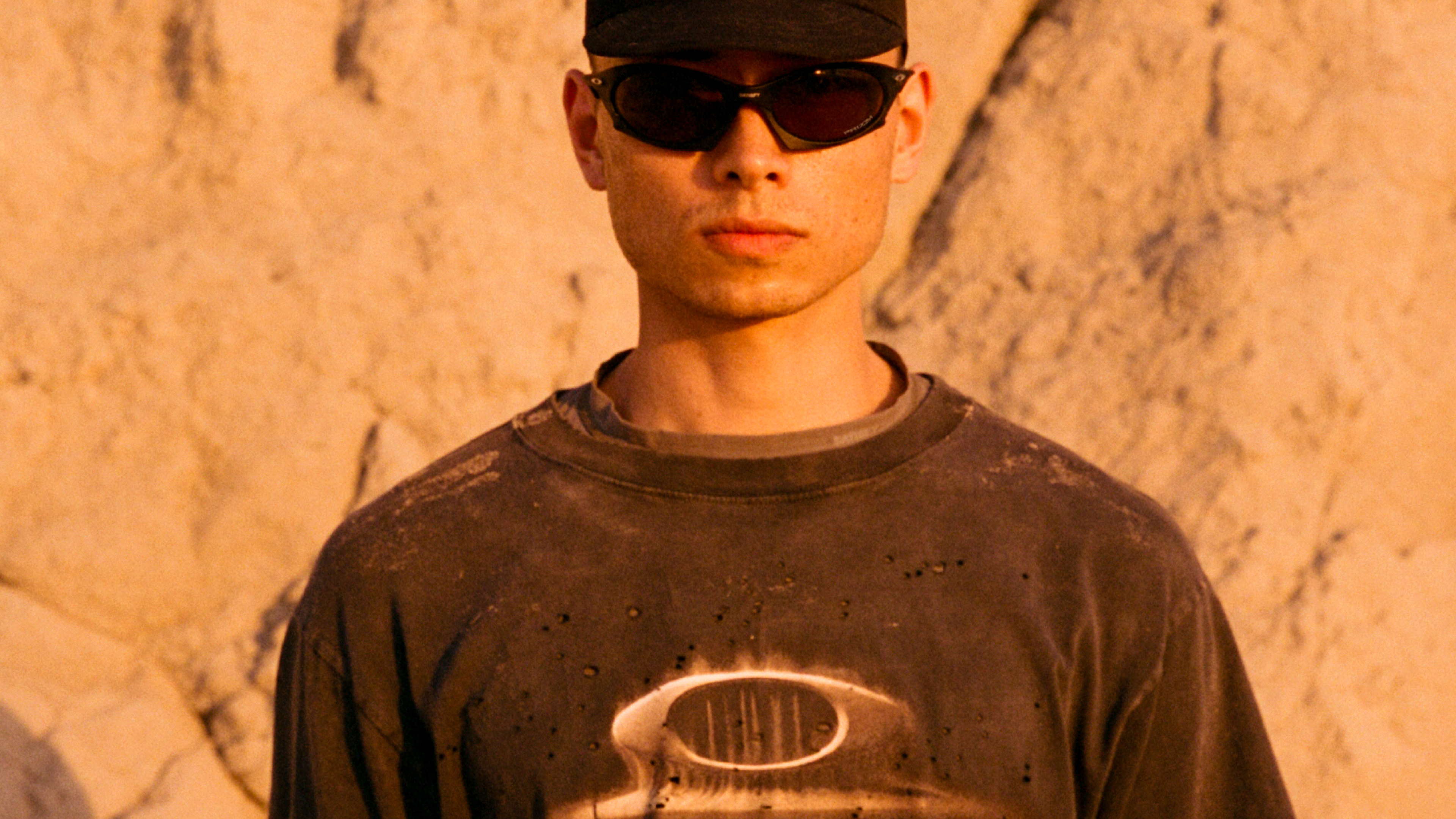SATISFY®＆Oakley®が現代の探検家に向けた究極の最新ギアをリリース