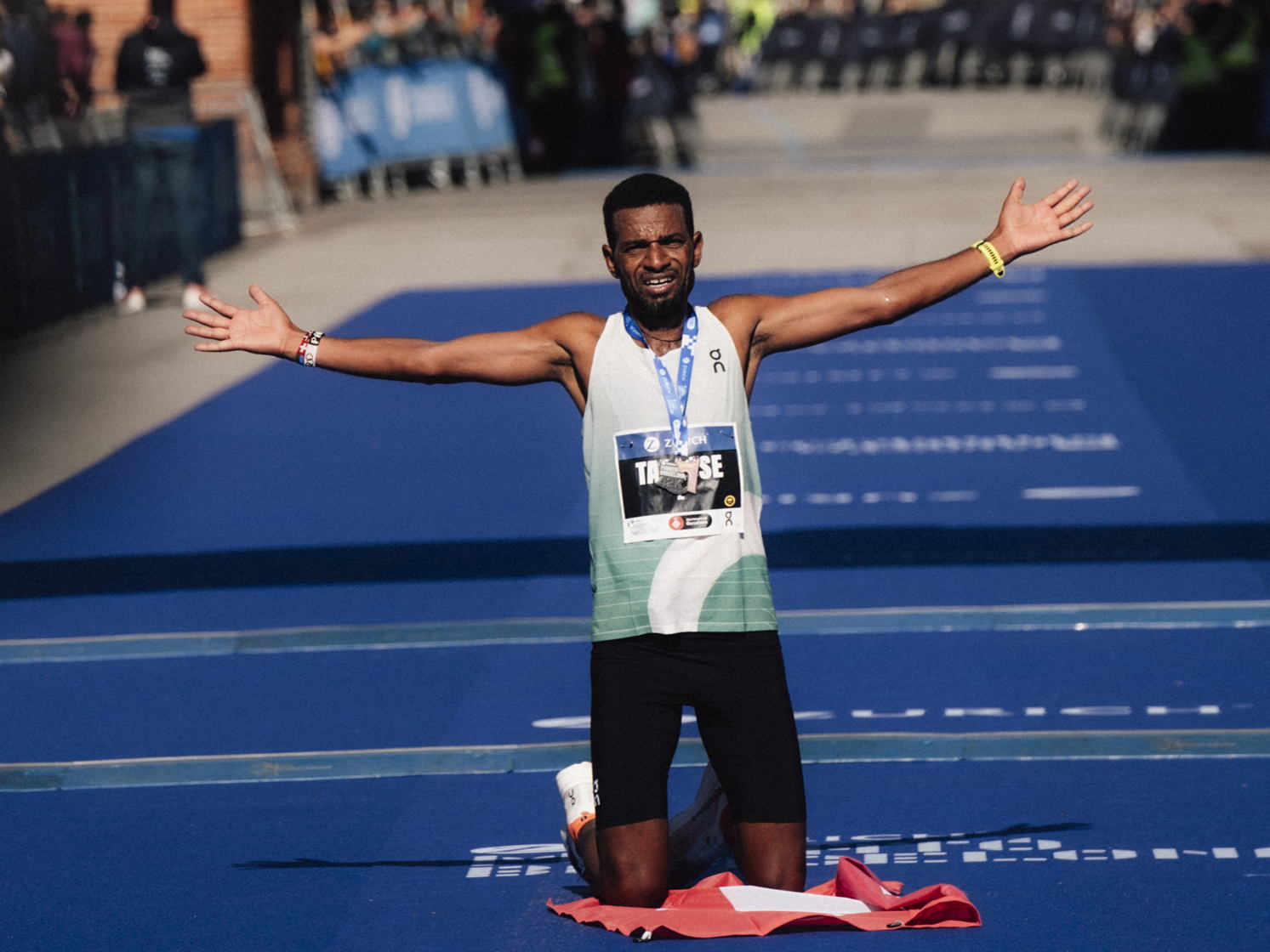 Tadesse Abraham gewinnt den Barcelona Marathon und bricht Schweizer Rekord