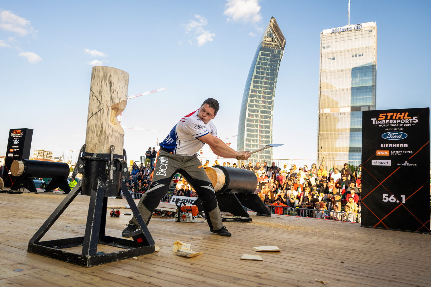 Matyáš Klíma, de la République tchèque, en action lors du Standing Block Chop, a mené l'attaque européenne et s'est classé deuxième au World Trophy 2024.