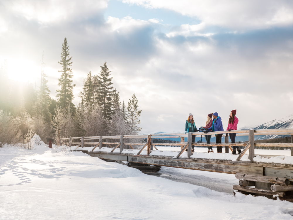 Winterbelevenissen in Jasper National Park: bezoek het prachtige Pyramid Lake | Credit: Quinton Gordon