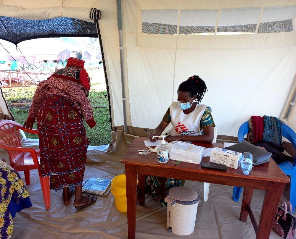 AZG-kliniek in het opvangkamp van Nyakabande, Oeganda, waar 18.000 Congolese vluchtelingen leven. Elke dag vinden er 300 consulten plaats. (c) Théo Wanteu/MSF