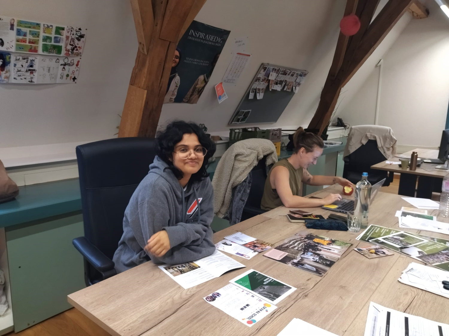 Monisha Karumudi aan het werk als medewerker OKAN vrijetijdswerking, bij de jeugddienst 