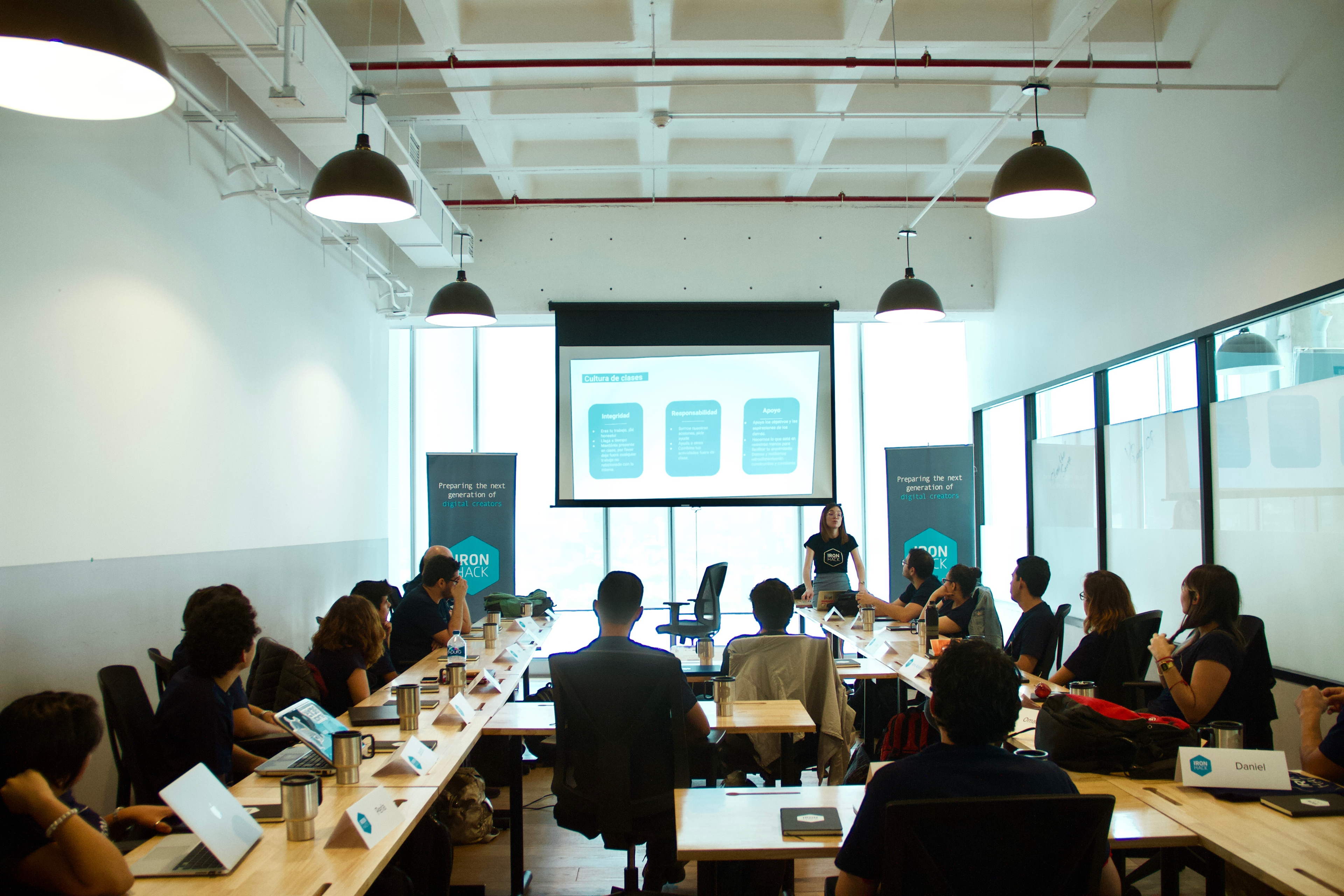 Bootcamp vs universidad: ¿Cómo lanzar tu carrera en solo 9 semanas?