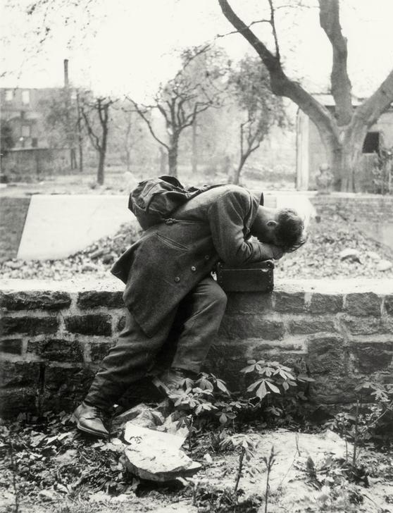 A soldier after his return home to Frankfurt am Main, 1946. AKG182938 © akg-images / Tony Vaccaro A soldier after his return home to Frankfurt am Main, 1946. AKG182938 © akg-images / Tony Vaccaro
