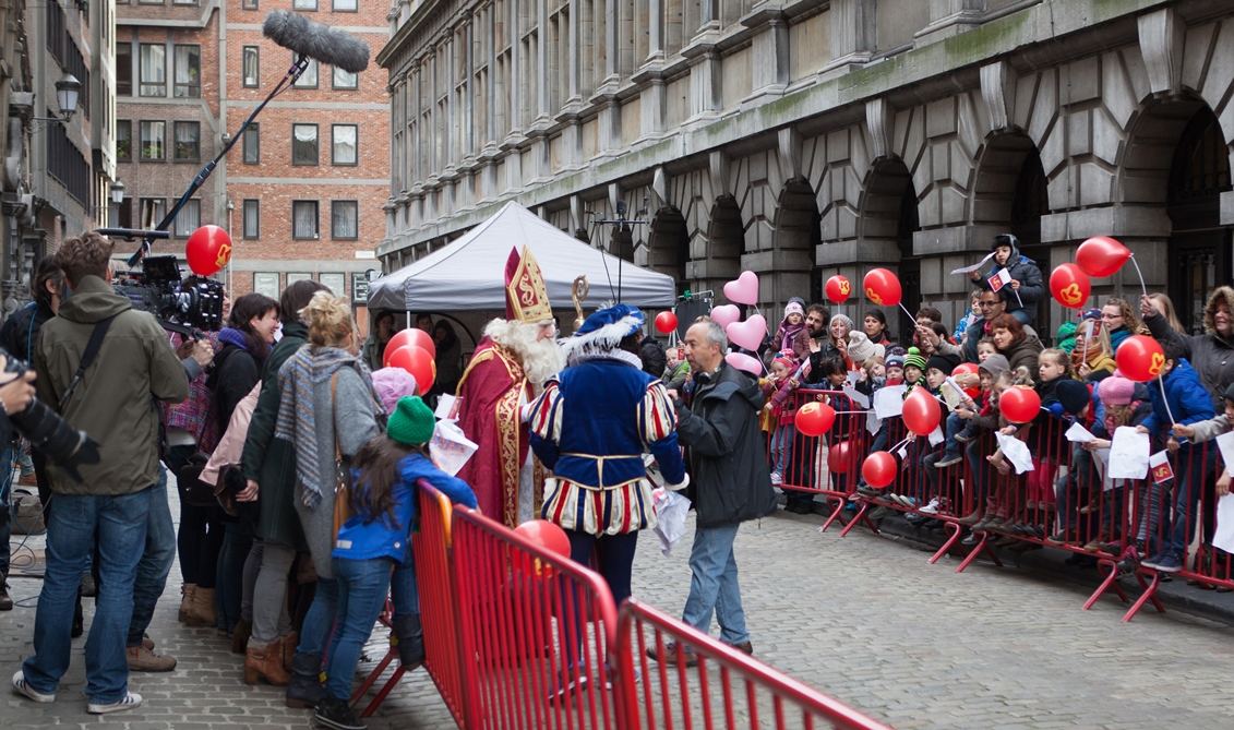 Sinterklaas, Zwarte Piet en Stijn Coninx op de set van Ay Ramon! - (c) VRT / Geert Van Hoeymissen