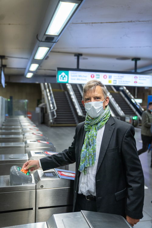 © MIVB CEO Brieuc de Meeûs van de MIVB test het nieuwe betaalsysteem