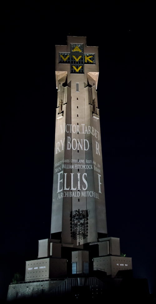 Projectie namen gesneuvelden op IJzertoren - (c) Wannes Dewilde