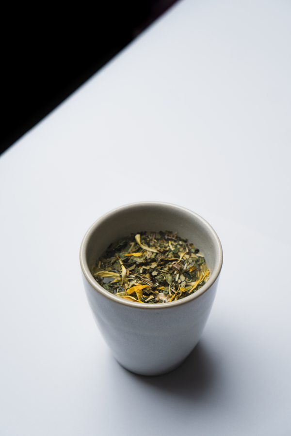 Une boisson servie dans un but précis par EAUNA, nouvelle marque belge de thé.