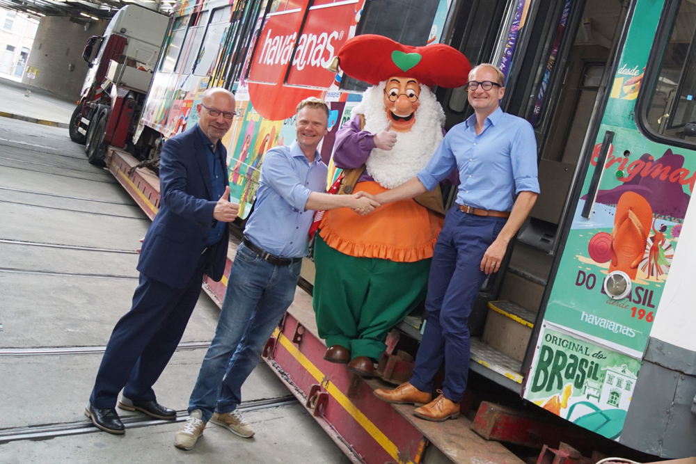 (vlnr) Roger Kesteloot (directeur-generaal De Lijn), Steve Van den Kerkhof (CEO Plopsa Group), kabouter Plop, Ben Weyts (Vlaams minister van Mobiliteit) (vlnr) Roger Kesteloot (directeur-generaal De Lijn), Steve Van den Kerkhof (CEO Plopsa Group), kabouter Plop, Ben Weyts (Vlaams minister van Mobiliteit)