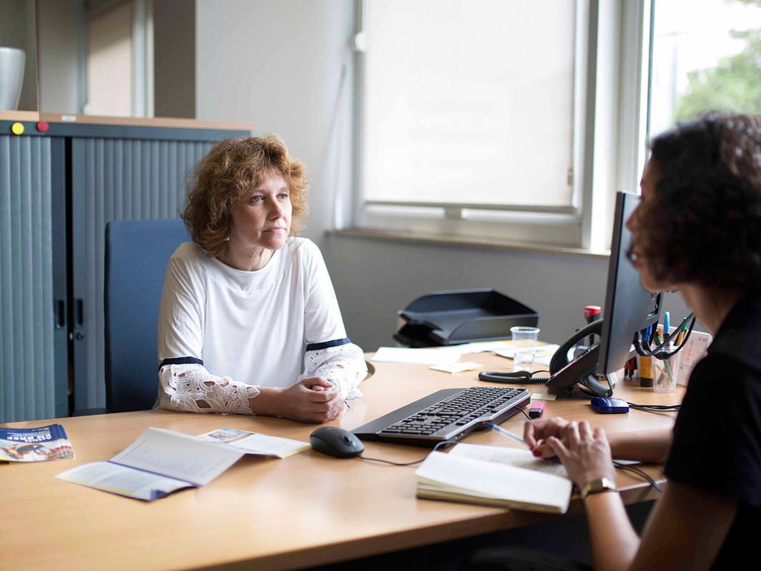 Actiris wil tegen 2028 met de hulp van partners 4.400 werkzoekenden aanmoedigen om gebruik te maken van mentoring 