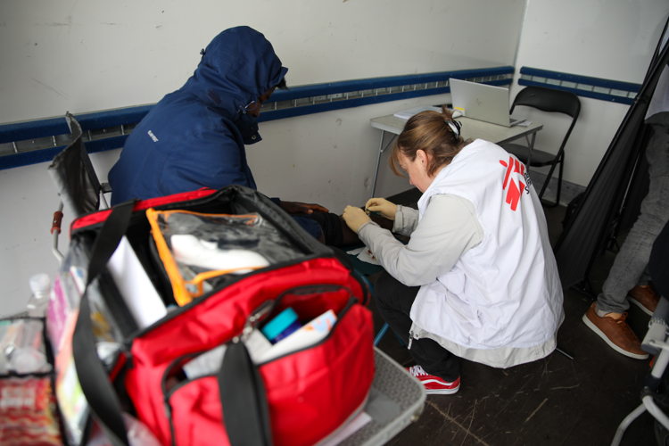 Psychologische en medische hulp voor overlevenden van schipbreuk. Mohammad Ghannam/MSF