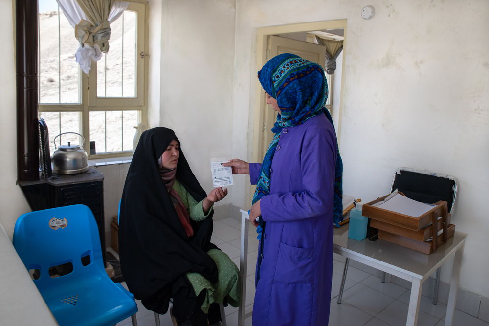 Najiba, an MSF midwife, seeing a patient in the MSF-supported Band-e-Amir community health facility in Yakawalang, a remote district in Bamyan, Afghanistan. Sara, 25, is a mother of two and suffers from low blood pressure (hypotension). It’s her second visit to the facility. In the past, she had to go to Yakawalang district clinic, an hour away from her home village in Band-e- Amir. | Date taken: 01/04/2024 | Photographer: Nava Jamshidi | Location: Afghanistan