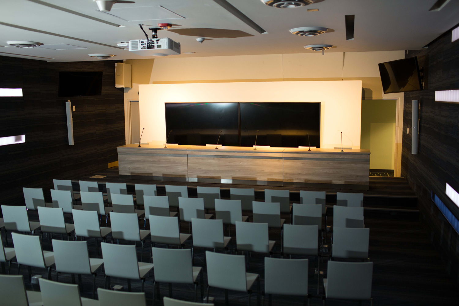 Sistema de audio Bose en sala de prensa estadio Rayados