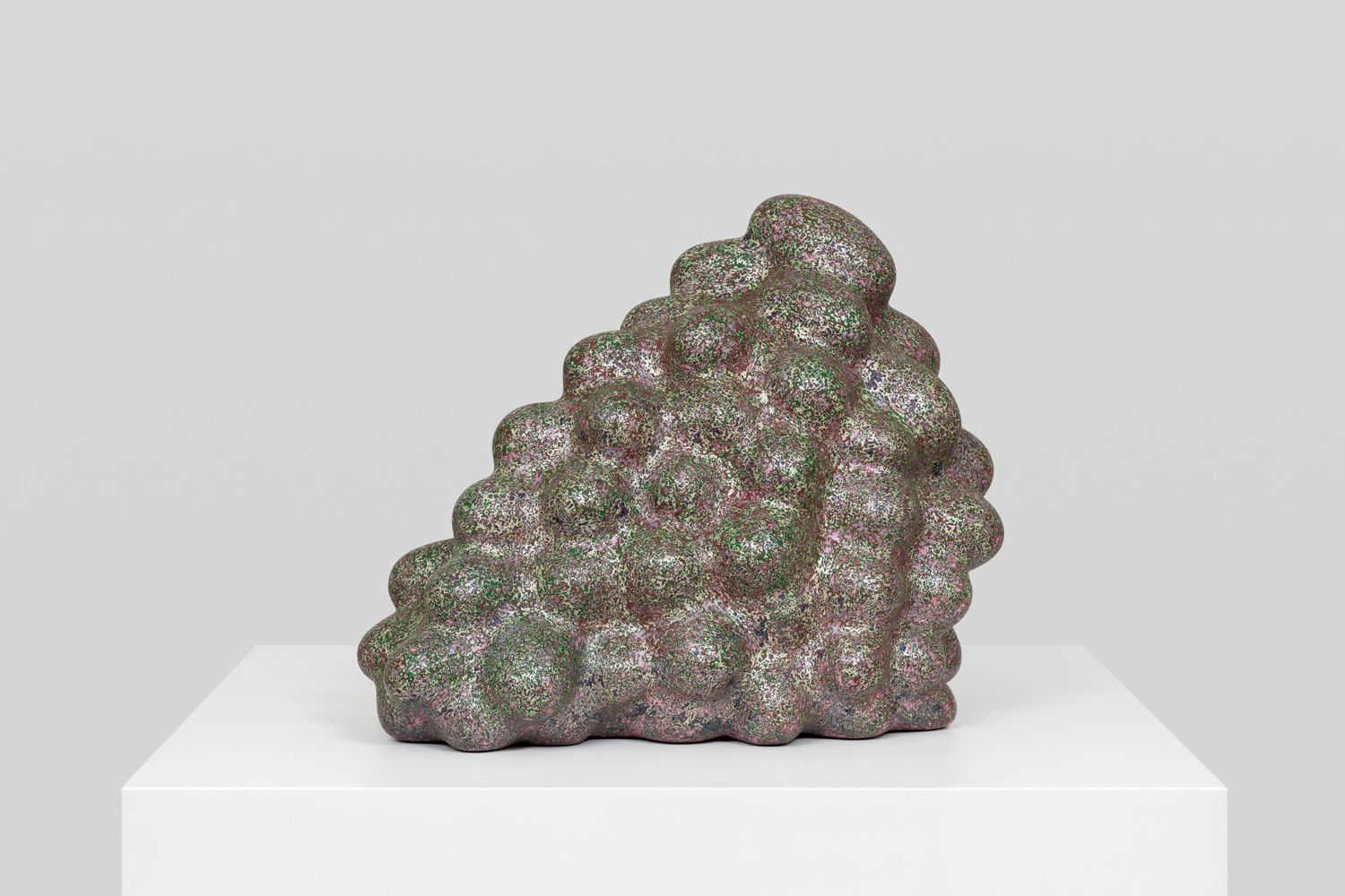 Ken Price, Geodesic Pile, 2006. fired and painted clay, 40.6 × 50.8 × 29.2 cm. Photo credit: HV-studio Courtesy of the Artist and Xavier Hufkens, Brussels