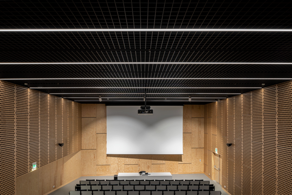 Roosterplafonds van Hunter Douglas Architectural dragen esthetisch en akoestisch bij aan auditoria en lokalen Erasmushogeschool Brussel