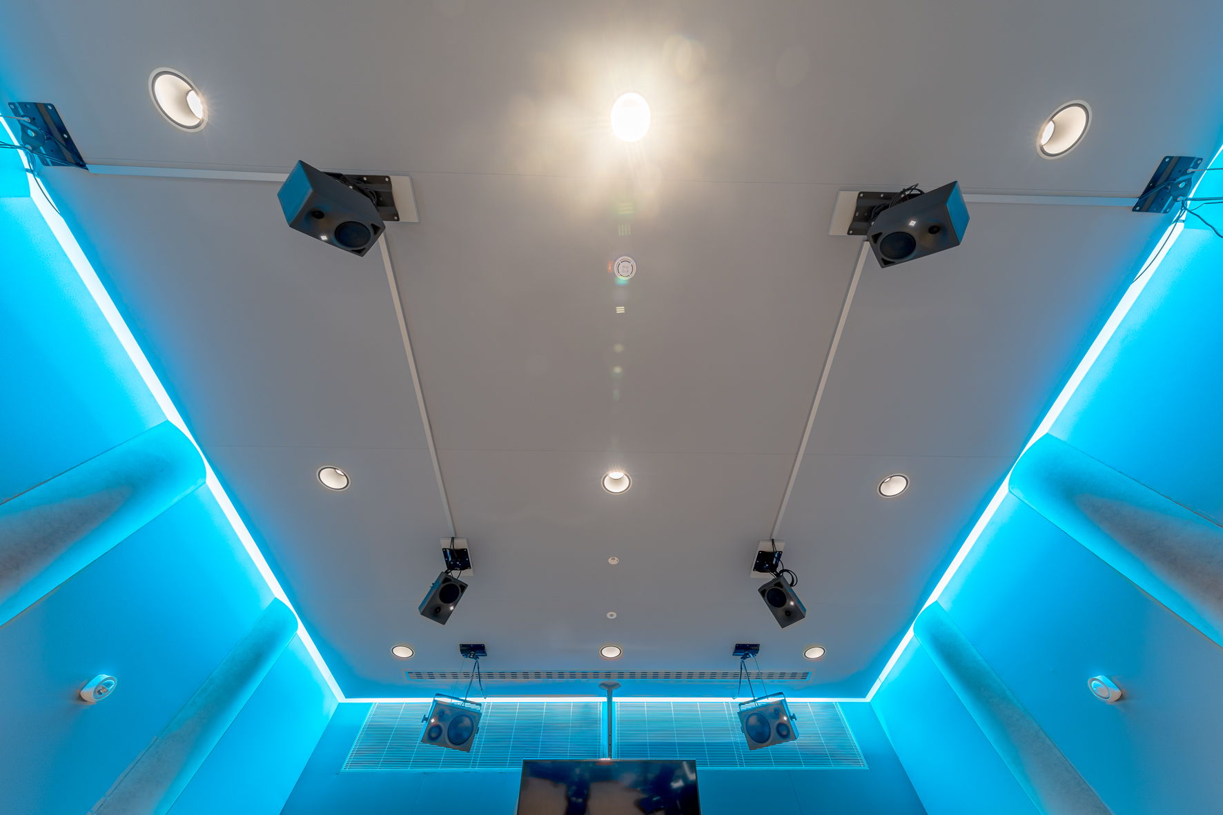 The ceiling of the 3D control room: on the elevated loudspeaker level, the inner loudspeaker circuit consists of four Neumann KH 120 for the reproduction of Dolby Atmos