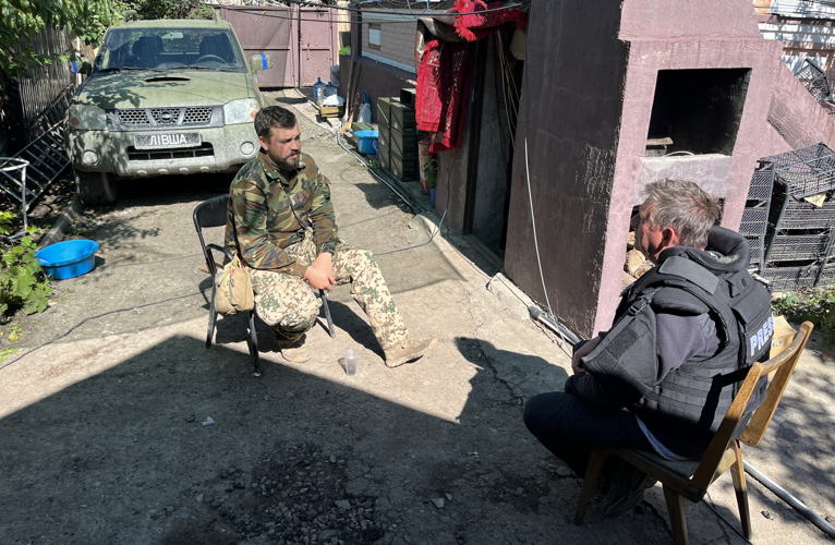 Rudi met Aleksander Proskurin in Bachmoet. Proskurin was vroeger Pro-Russisch, maar nu pro-Oekraïne