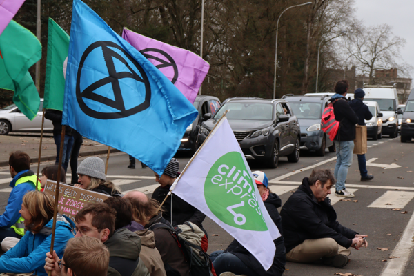 Extinction Rebellion protesters block Ghent ring road