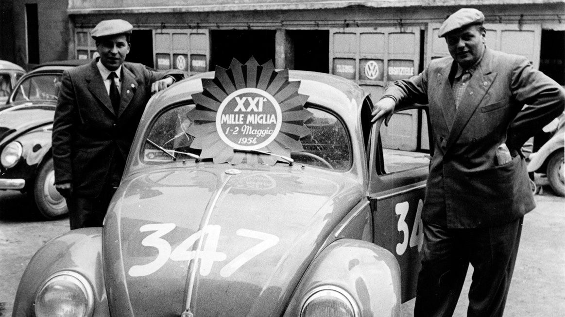 Mille Miglia, 1954: Paul Ernst Strähle de 26 años (en el lado del pasajero) y su copiloto Viktor Spingler. Ellos se clasificaron finalmente en tercer lugar con los autos deportivos hasta de 1.5 litros y ganaron la clase de hasta 1.3 litros.