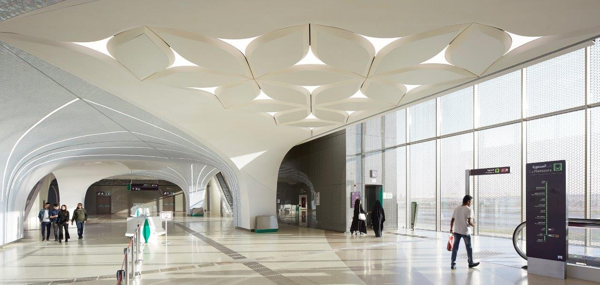 Hunter Douglas Architectural creëert een complex bloemenplafond voor Qatar Metro