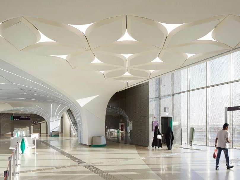 Hunter Douglas Architectural creëert een complex bloemenplafond voor Qatar Metro