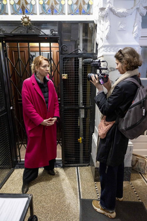 Brussels staatssecretaris voor Stedenbouw en Erfgoed Ans Persoons bezocht vandaag een gemoderniseerde historische lift die als inspiratie kan dienen voor andere Brusselse liften.