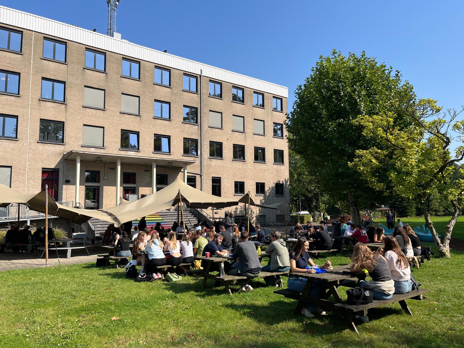 Studenten én docenten genieten van het zonnetje tijdens de onthaaldagen.