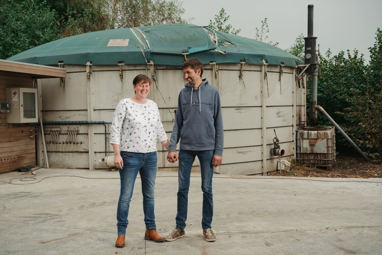 Opwekkers Bart en Mieke bij hun biogasinstallatie ©Illias Teirlinck