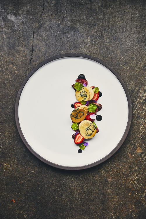 Pluvio Restaurant + Rooms - Trio de fraises, foie gras au miso
et sablé.
(Maude Chauvin/Air Canada enRoute magazine)
