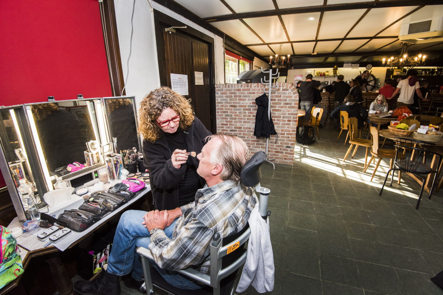 Pol Goossen: klaar voor een laagje make-up (c) Alex Vanhee/ VRT