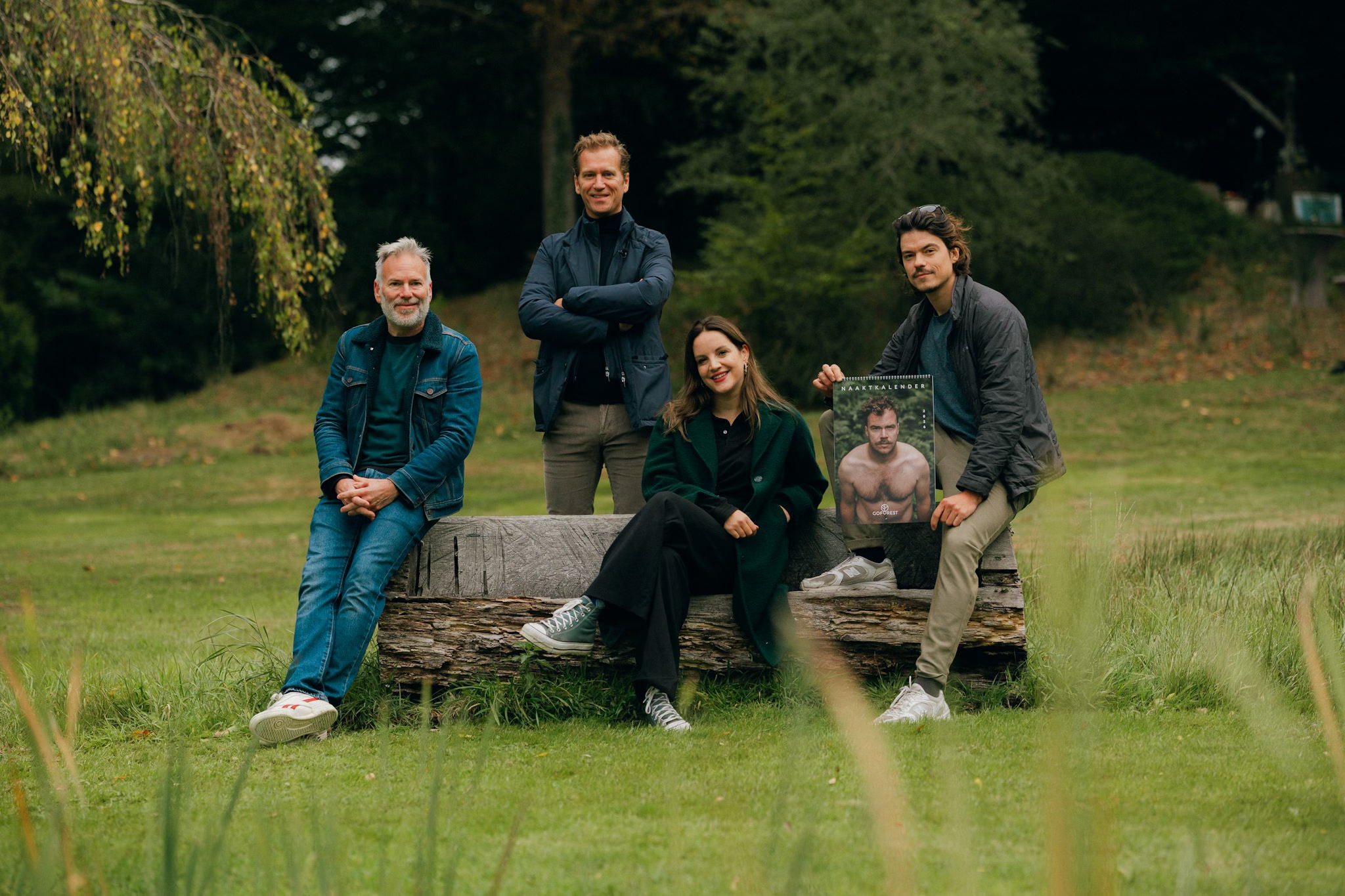 Vlaamse acteurs geven zich bloot voor bosherstel: Go Forest lanceert kunstzinnige naaktkalender.